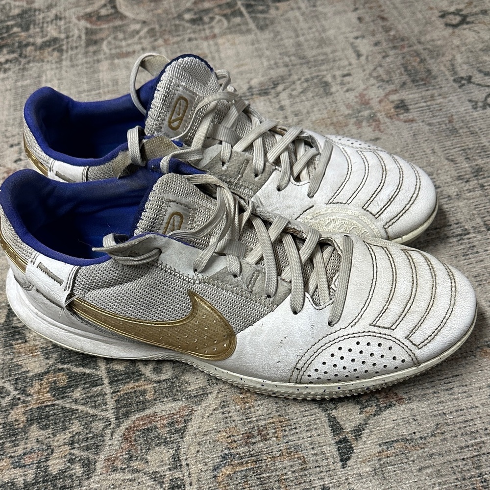 M 7.5 / W 9 Nike Streetgato with a gold swoosh